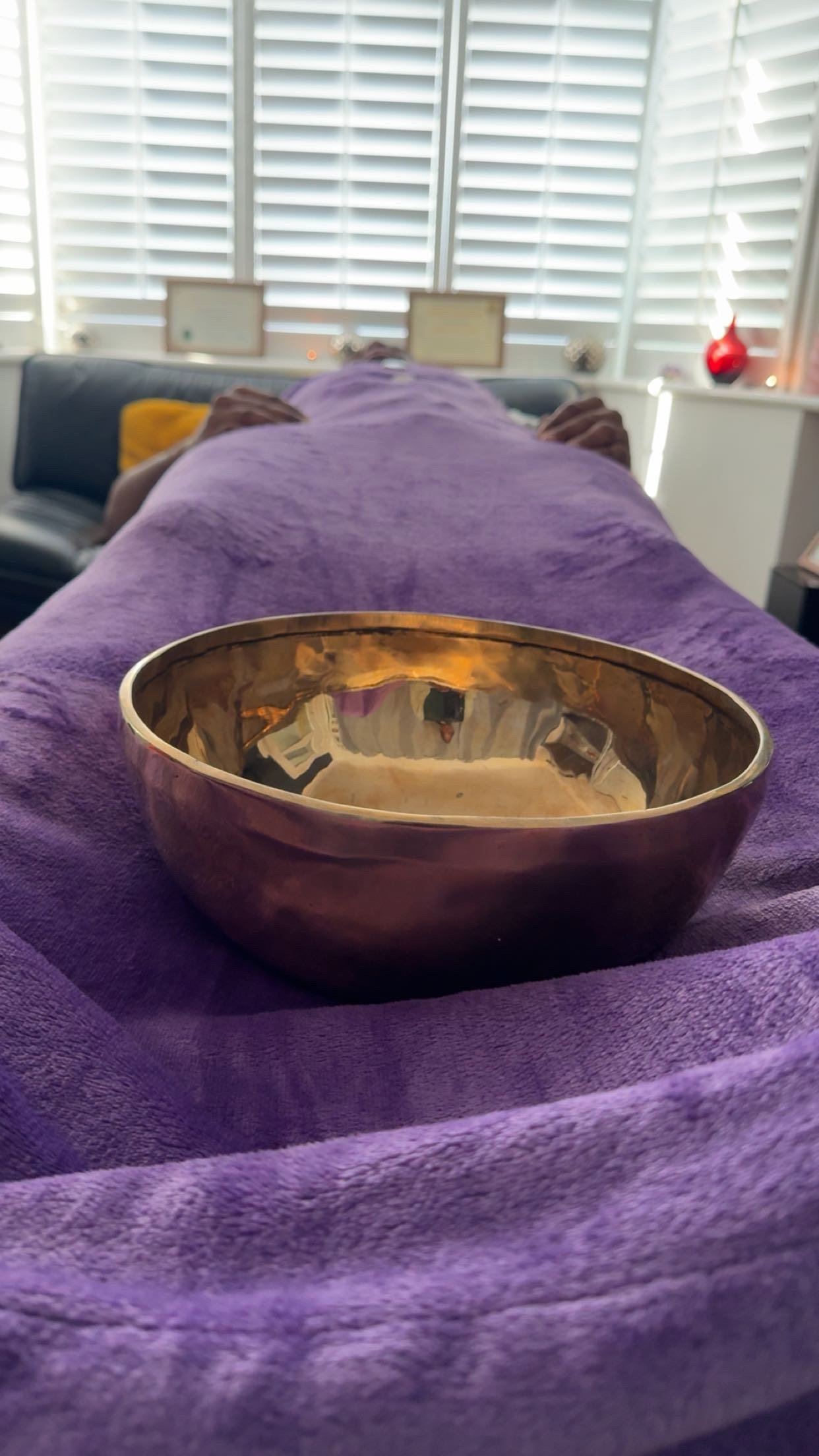 Client receives Reiki and Sound Healing, whilst laying on the therapy Couch/bed from Sound Healing therapist Dahni