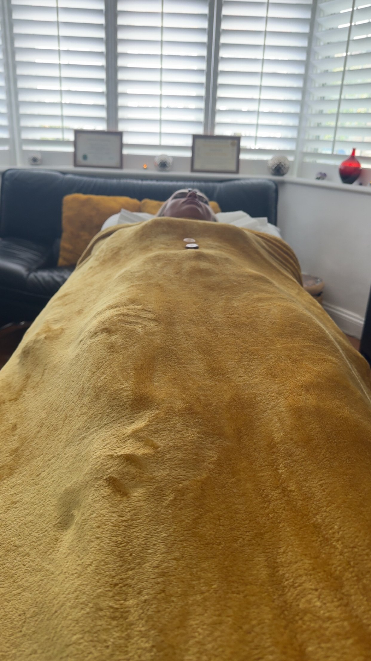 A client laying on the therapy Couch/Bed, receiving Healing from Dahni Reiki Master
