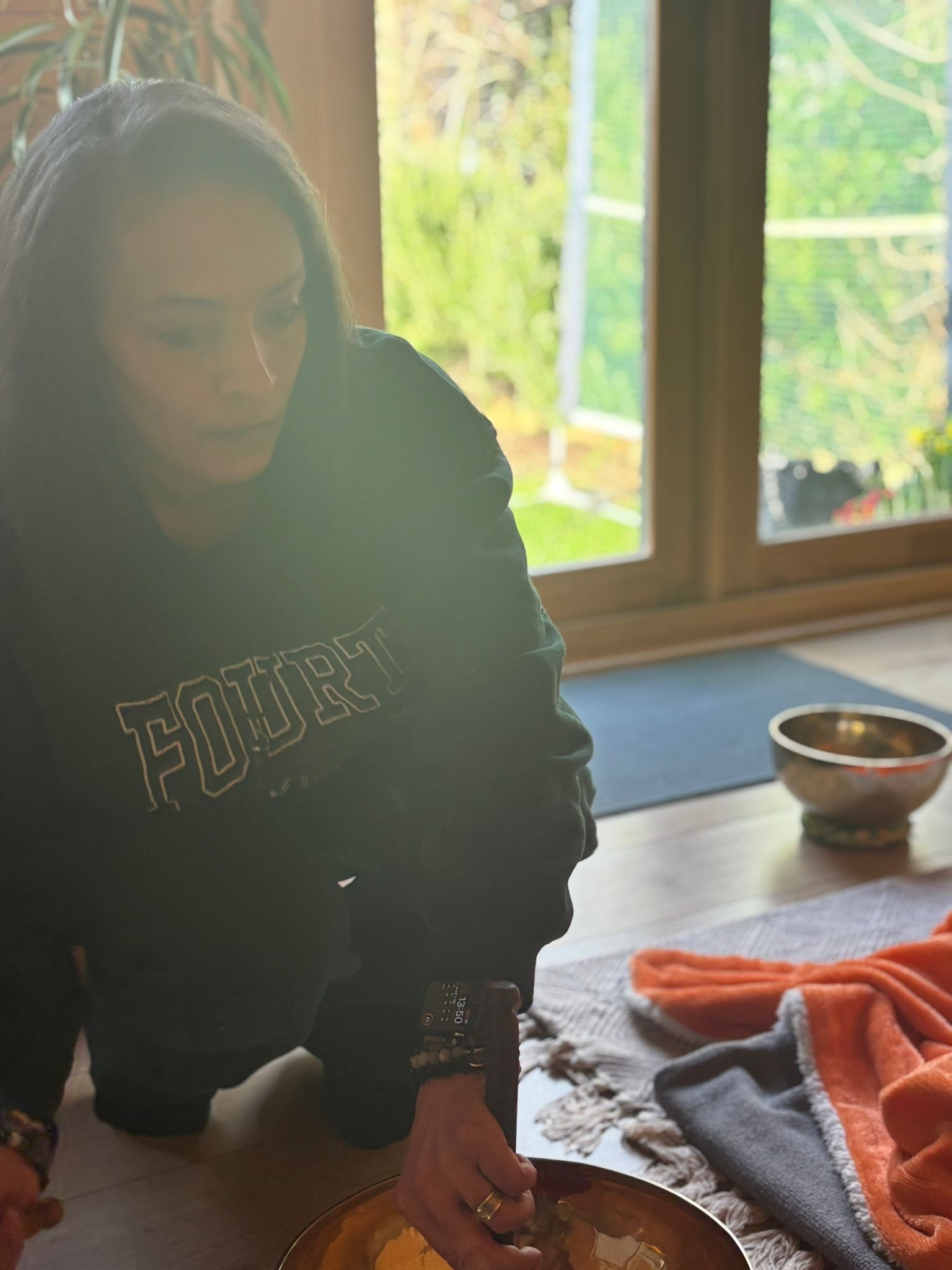 Sound therapist Dahni with sound bowls